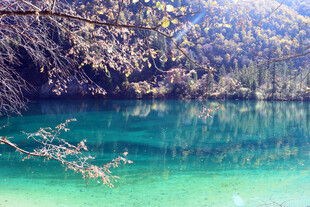 幽美清澈的山间碧绿湖水