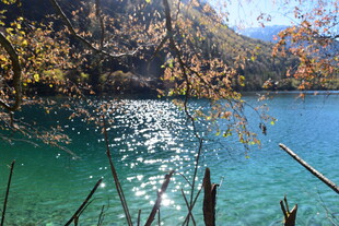 秋日幽蓝湖水山林美景
