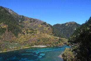 山间碧湖美景