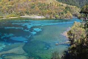 梦幻蓝绿湖边的多彩山林