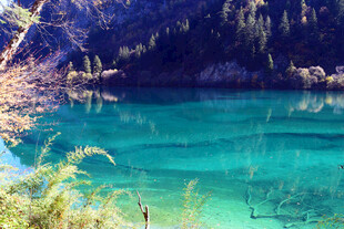 梦幻蓝绿色的静谧湖水