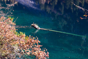 山间绳索行者 碧水相伴
