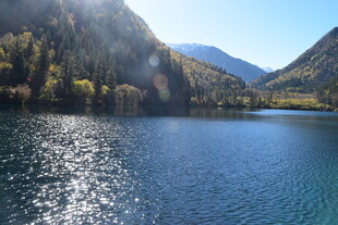 宁静湖景与远处山峦风光
