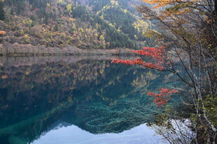 秋日湖景 山林倒映