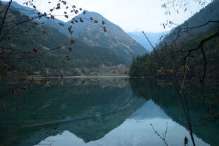 宁静山水湖景倒影如画