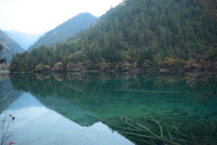 青山绿水间的静谧湖泊