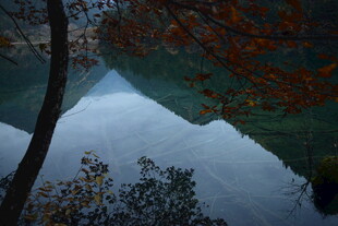 秋日湖景中的静谧风光