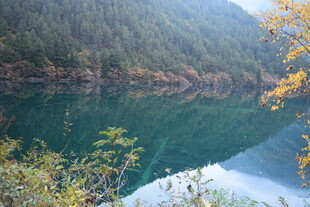 山林间的碧绿湖水