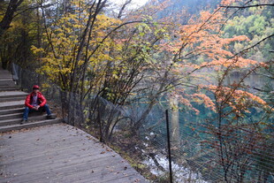 山间小径上的赏景旅人