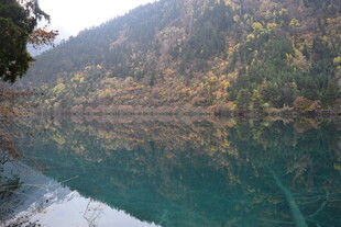 山间碧湖 秋色倒映
