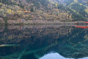 山间幽湖 澄澈倒影如画