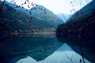 宁静山水湖景倒影之美