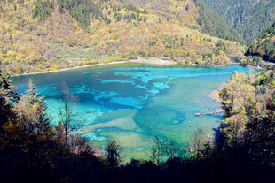梦幻蓝湖 山林环绕之景