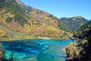 梦幻蓝湖 山间绚丽美景