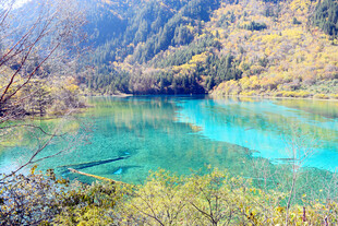 梦幻蓝湖 山林环绕美景