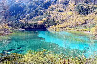 梦幻蓝湖 山间绝美风光