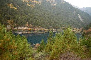 山间幽蓝湖泊 林木环绕