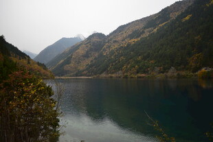 山间静谧湖泊美景