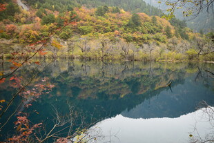 秋日湖景 山林倒映