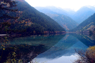 山间幽湖美景