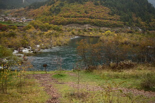 山间幽美湖泊与多彩植被