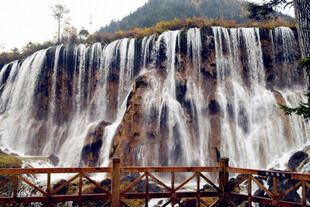 壮观瀑布旁的木质观景桥