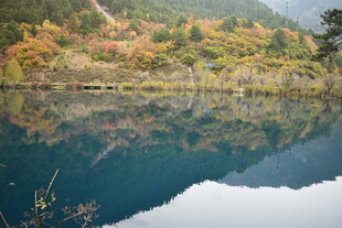 秋日湖景山色倒影如画