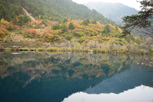 秋日山水倒影美景