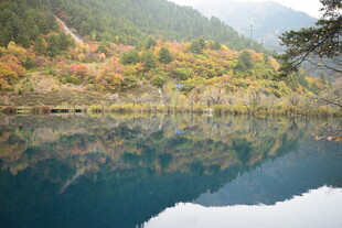 秋日山水倒影美景图
