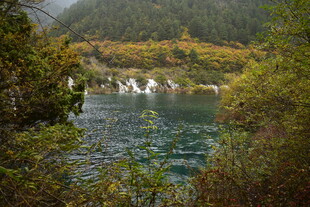 山间碧湖旁的秋日美景