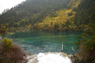 山间碧绿湖泊美景