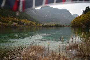 秀丽山水间的静谧湖景