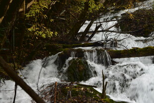 山间溪流瀑布自然美景