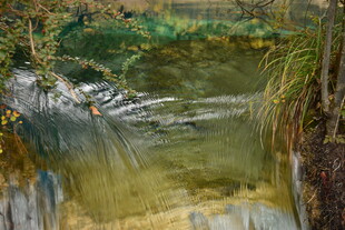 山间清澈溪流风景照