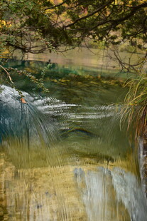山间溪流瀑布秋景图