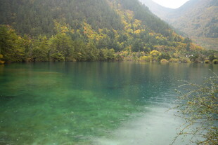 山间碧绿湖水美景