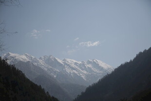 雪山山谷壮丽自然景观
