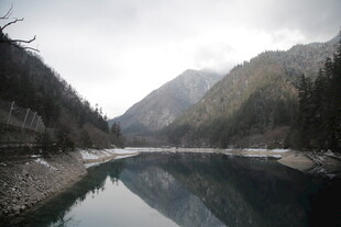 宁静山水间的澄澈湖泊