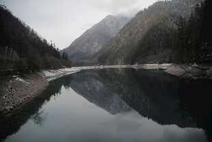 宁静山水间的澄澈湖面
