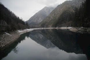 宁静山水湖景倒影如画