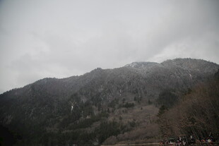 云雾缭绕的山峦美景