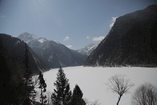 冬日雪山湖泊静谧风光