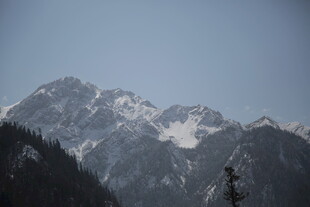 巍峨雪山壮丽景致