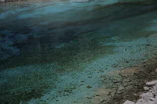 清澈水底的沙石景观