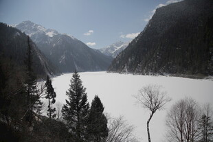 冬日静谧雪山湖泊景观