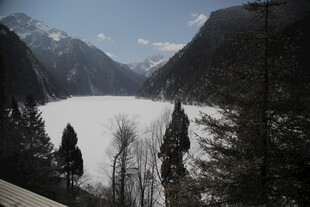 雪山峡谷间的静谧湖泊