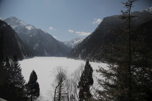 冬日静谧雪山湖泊美景
