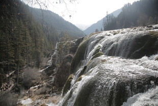 山间壮丽瀑布景观