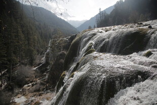 山间壮丽瀑布景观