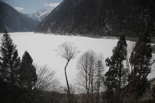 冬日静谧湖景 山林相伴